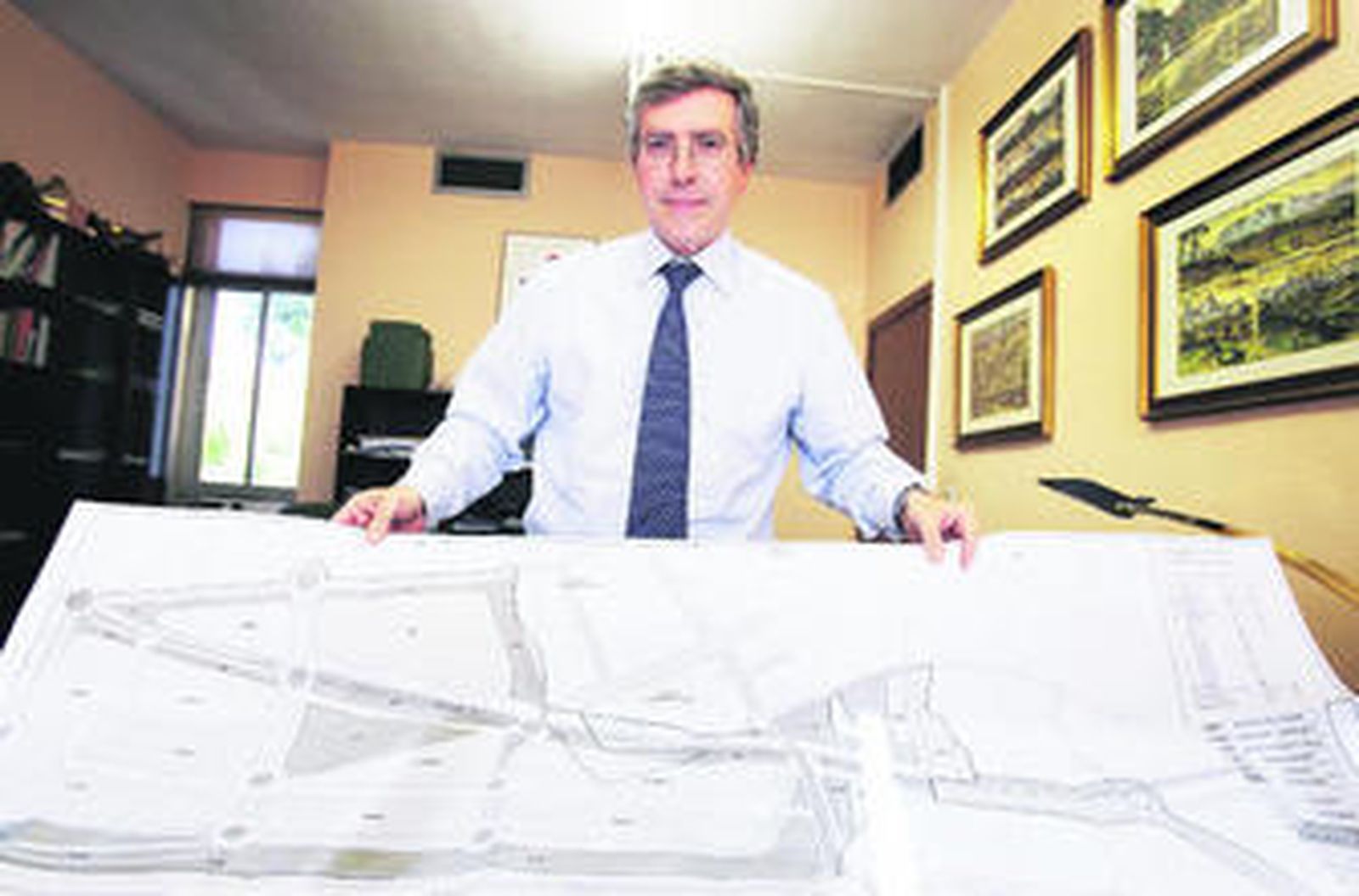 El vicerrector de Infraestructuras, Rafael Morales, muestra un plano de la zona de ampliación del Campus de Teatinos.