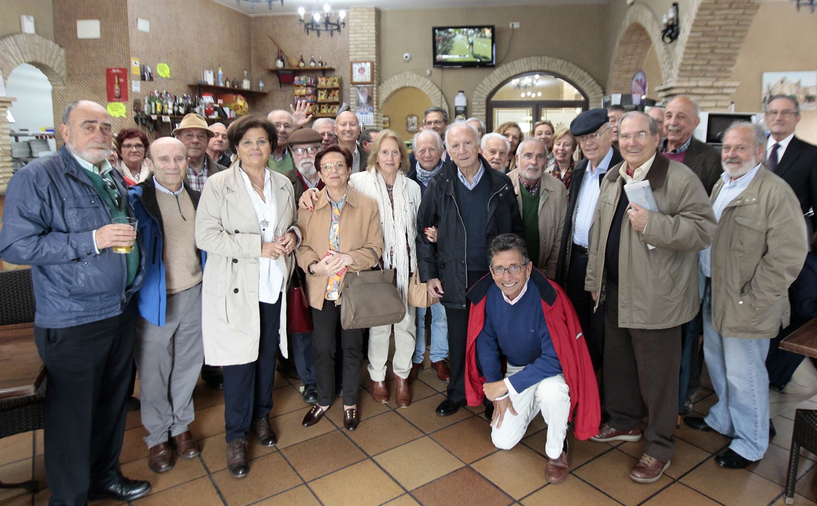 Alfonso Castro Pérez,  en el centro de la imagen durante un homenaje de familiares y amigos en mayo de 2016
