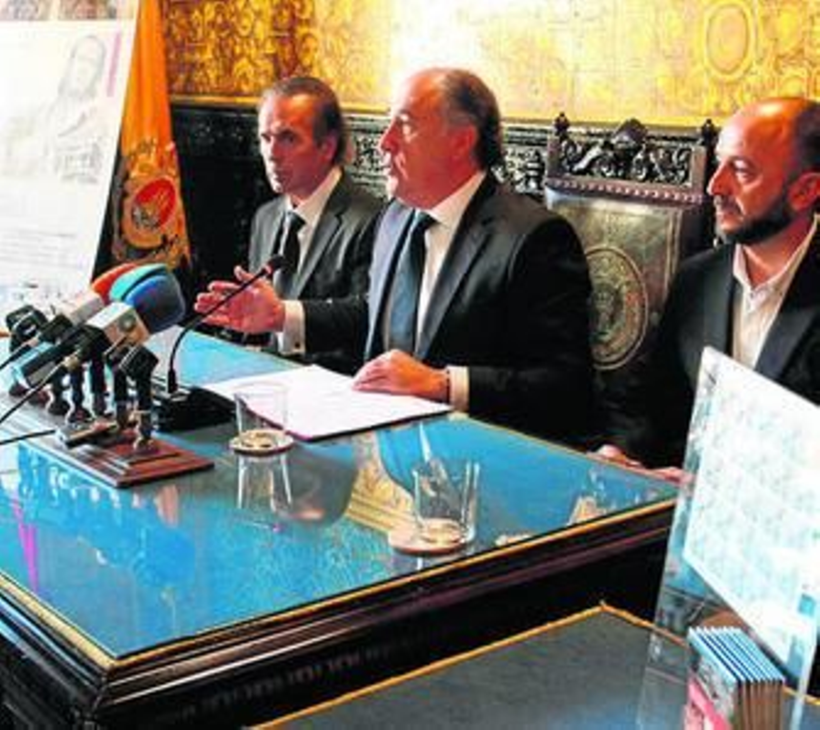 Lucía Sánchez acerca a un bebé a la tumba ante la mirada de su hermana Casilda, su tío Pepe y el alclade.