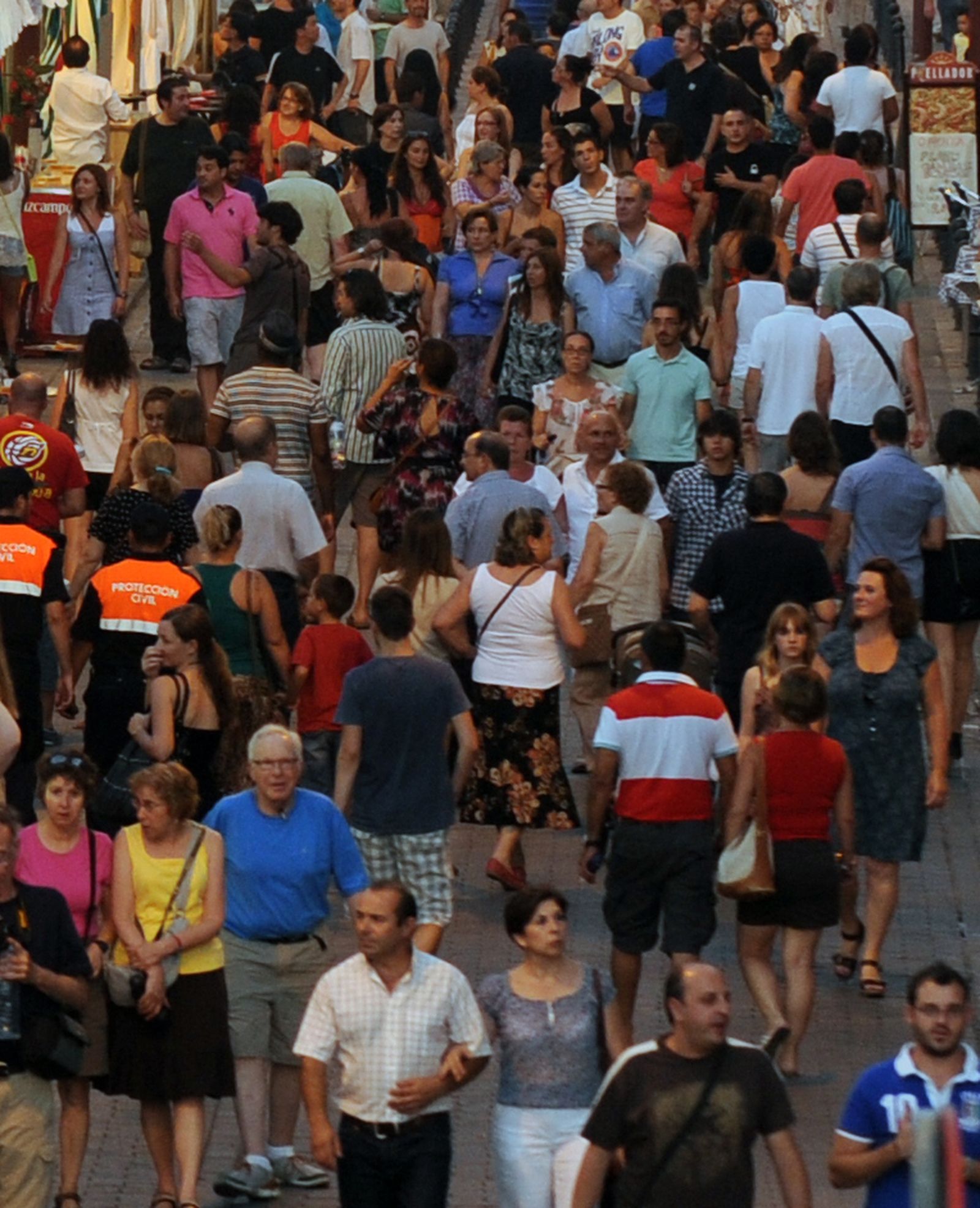 Aglomeración de gente en una calle