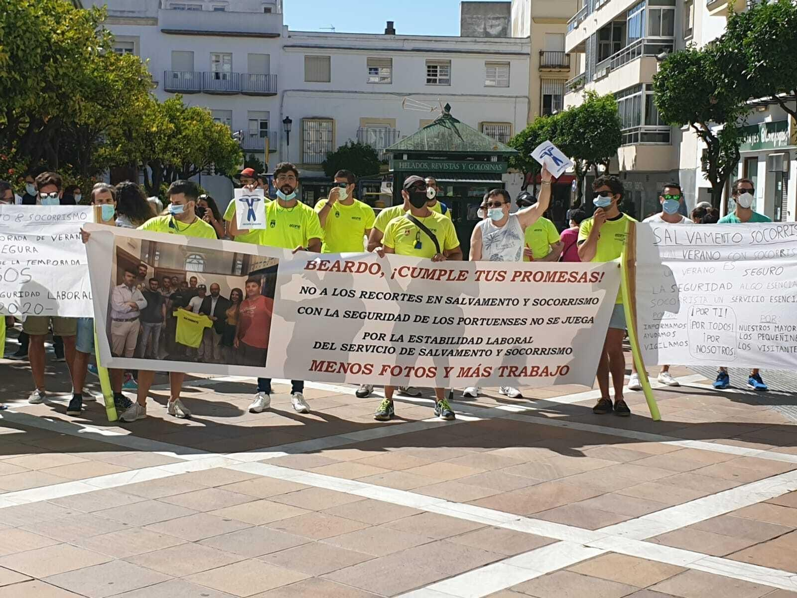 Los socorristas, el viernes durante la protesta desarrollada ante el Ayuntamiento.
