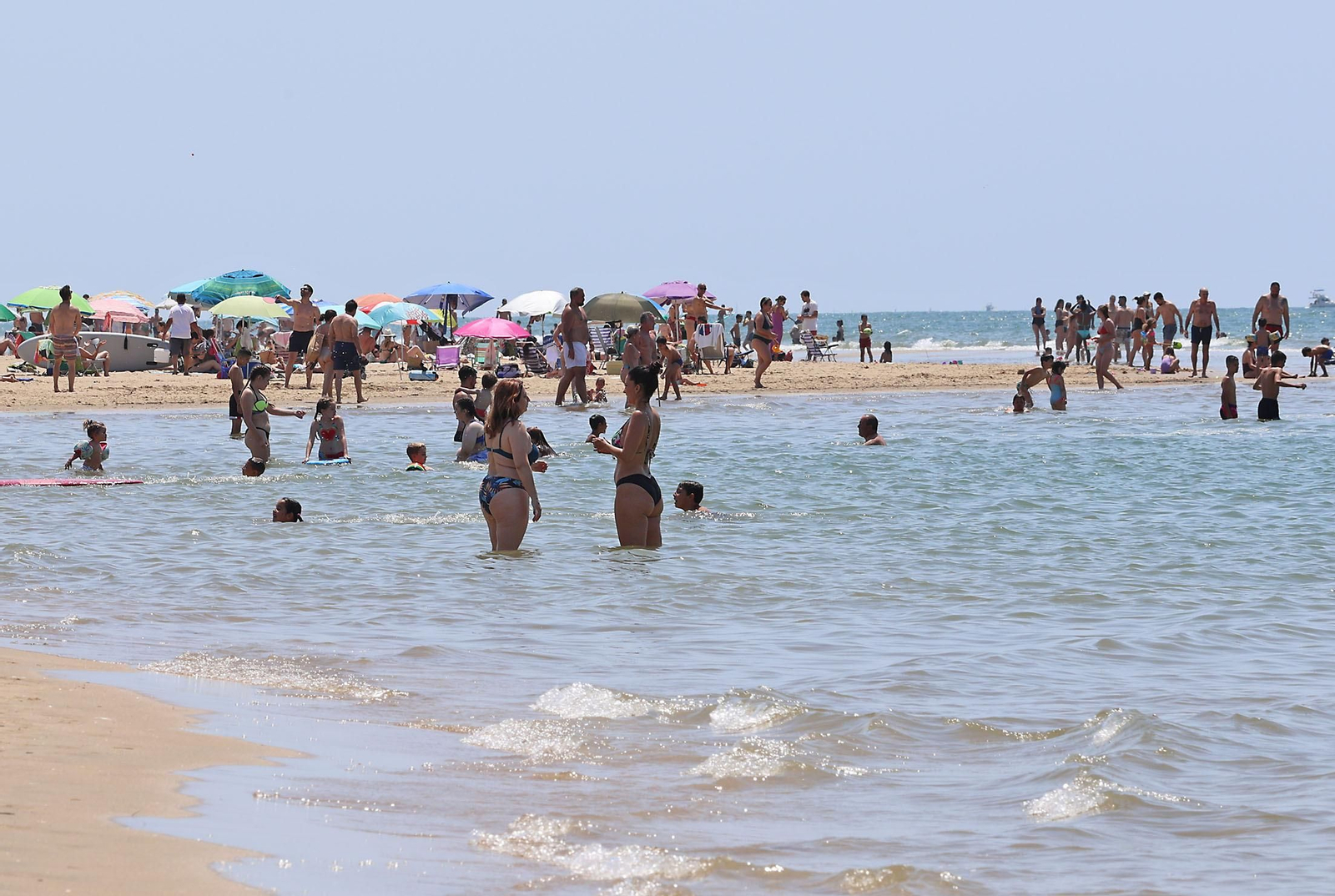 Ambiente en las playas de Huelva en la mañana de domingo