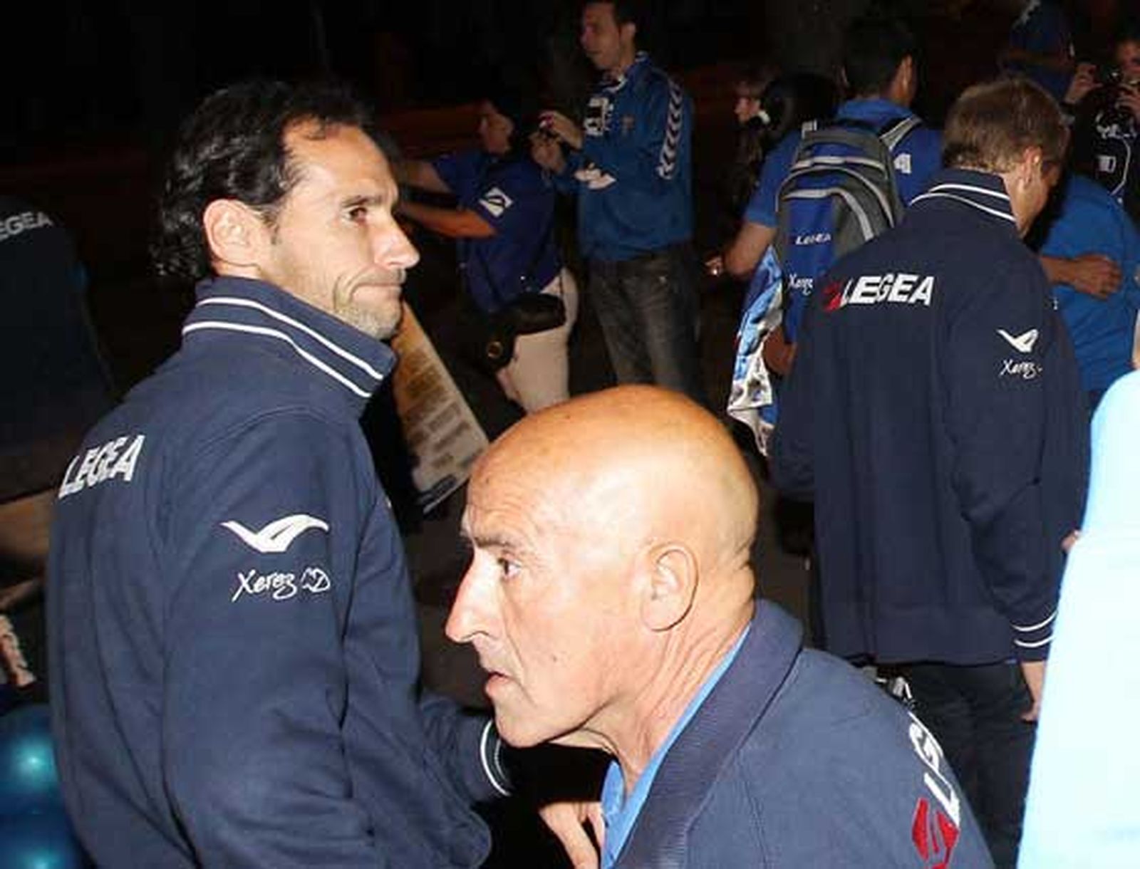 Vicente Moreno, con gesto serio, sale del autobús que trajo a la expedición xerecista del aeropuerto de Sevilla

Foto: Miguel Angel Gonzalez