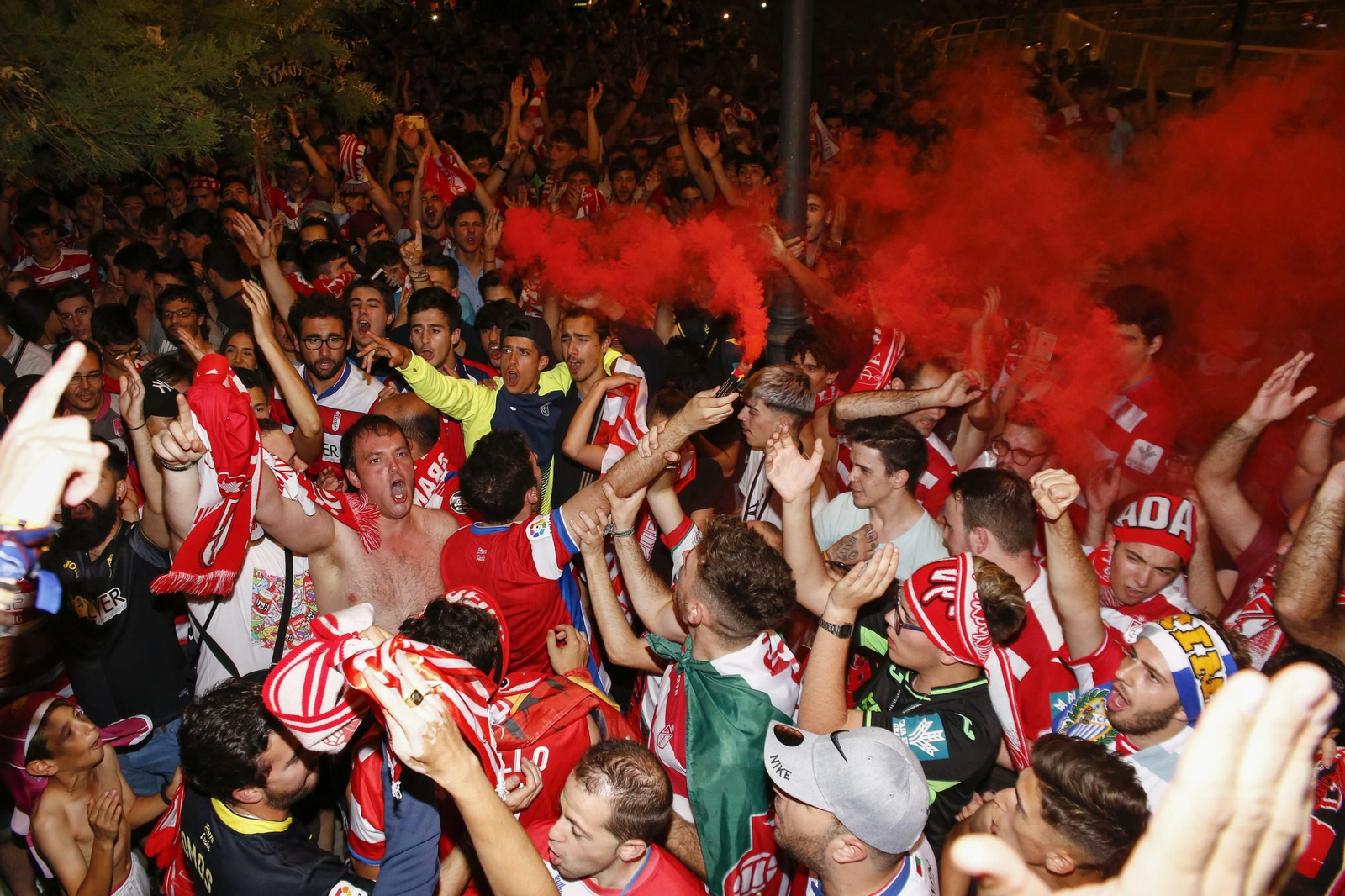 Las mejores imágenes de cómo Granada celebró el ascenso en la Fuente de las Batallas