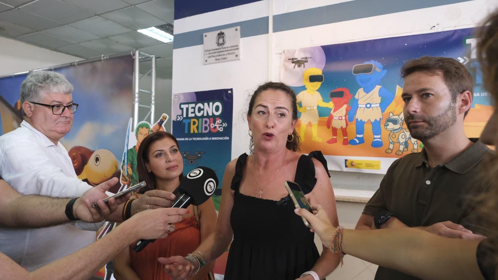 La delegada del Gobierno de la Junta de Andalucía, Aránzazu Martín, junto al Delegado de Inclusión Social, Juventud, Familias e Igualdad, Francisco González Bellido en la inauguración del Campamento Digital de Almería