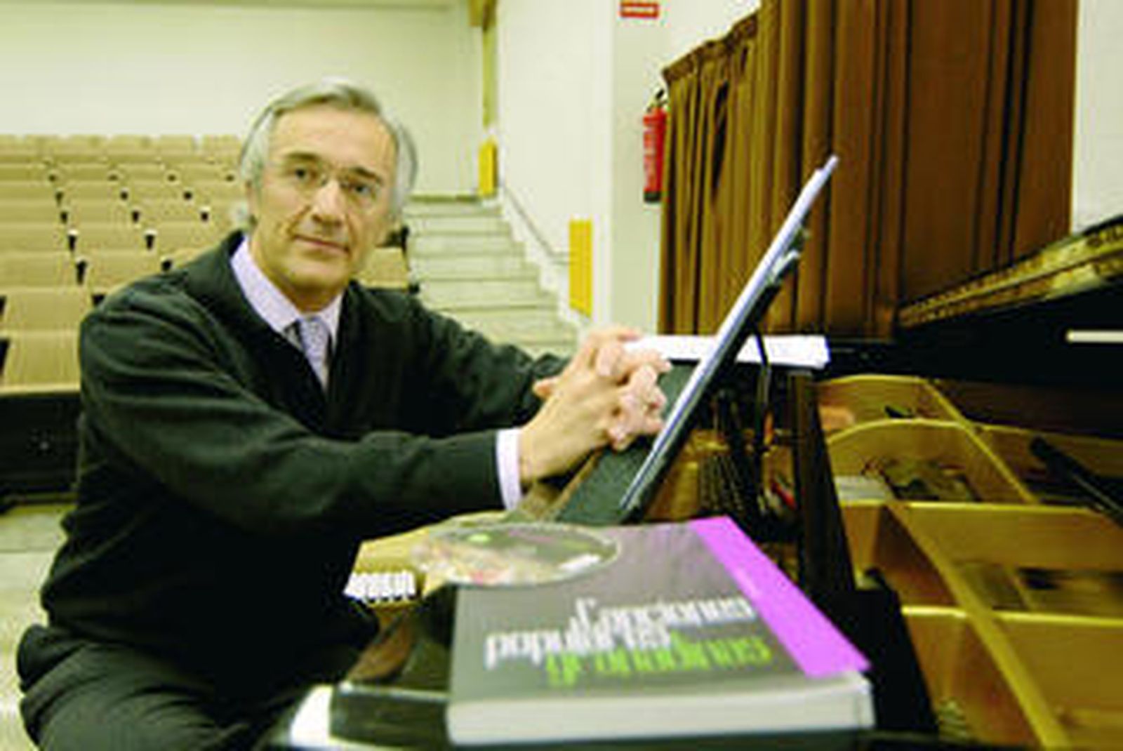 José Palomares, director del coro, antes de la presentación.