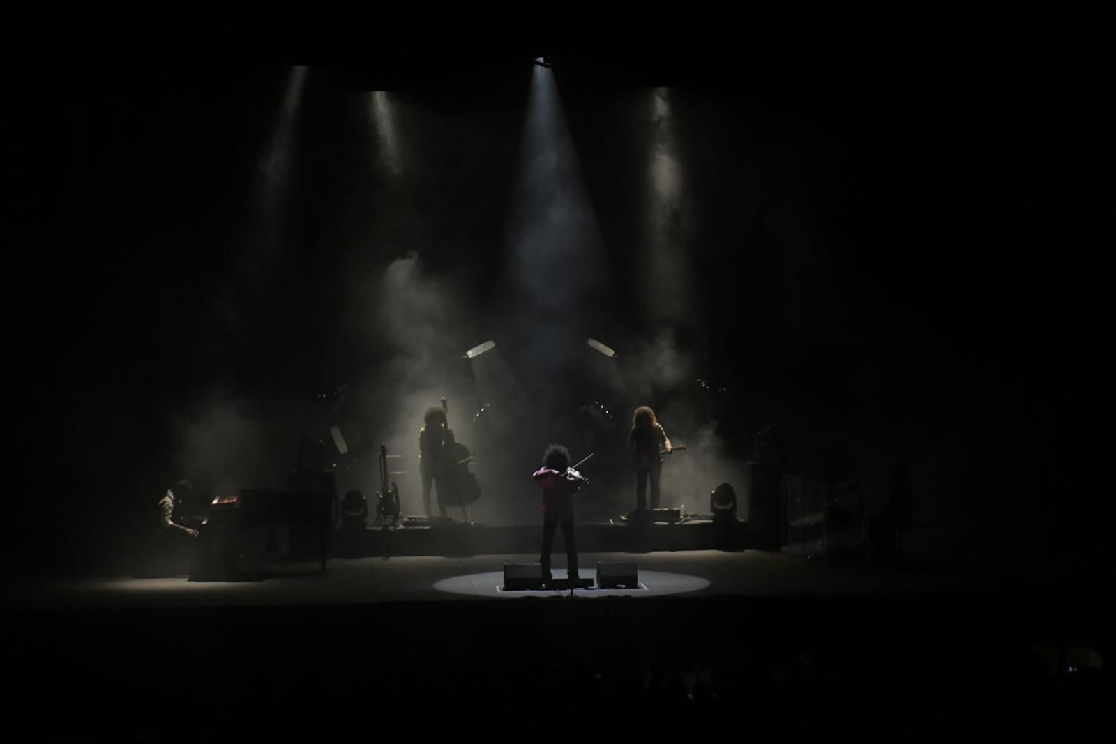 El violín de Ara Malikian suena bajo la lluvia en Granada