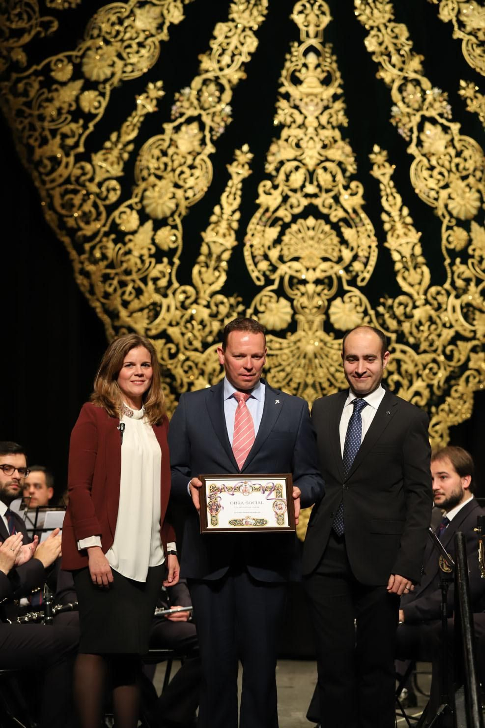 Presentan manto de la Virgen del Amor.