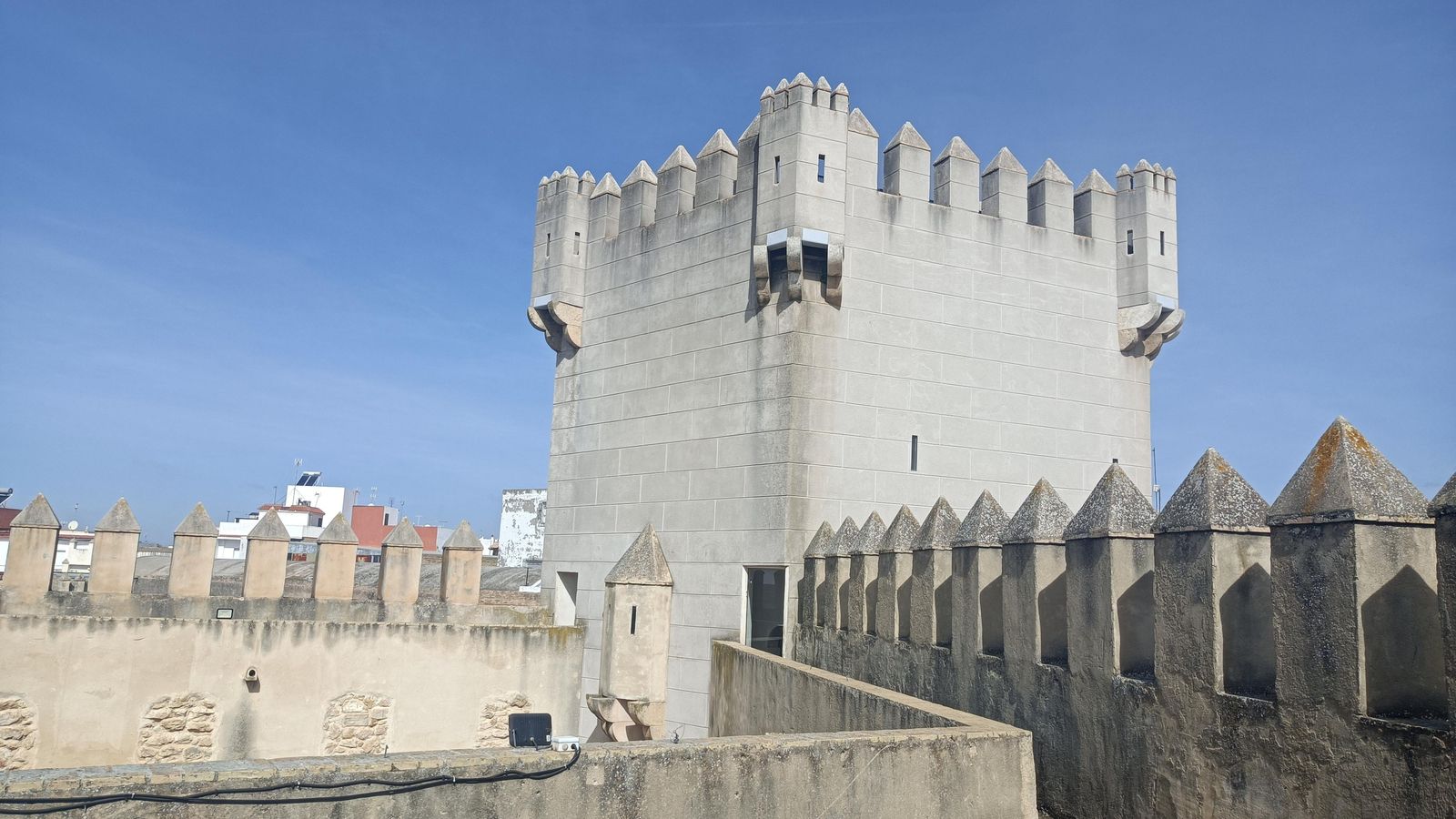El Castillo de Los Molares merece ser visitado.