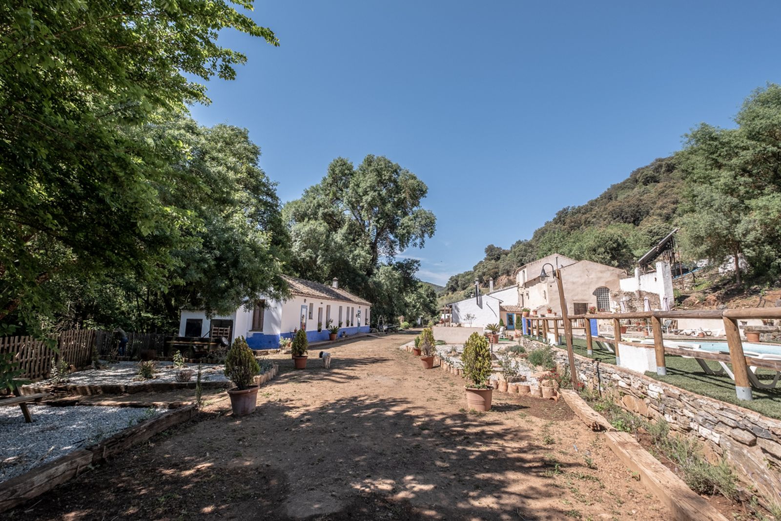 Casas de Molino del Corcho, cerca de la estación Cazalla-Constantina