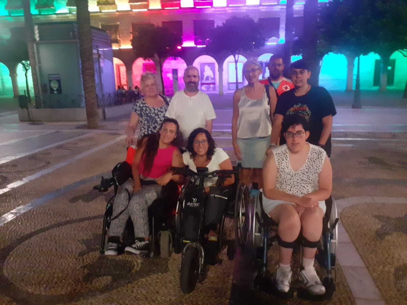 Personas de la asociación AMAEB de Málaga de espina bífida, el pasado sábado en Jerez.