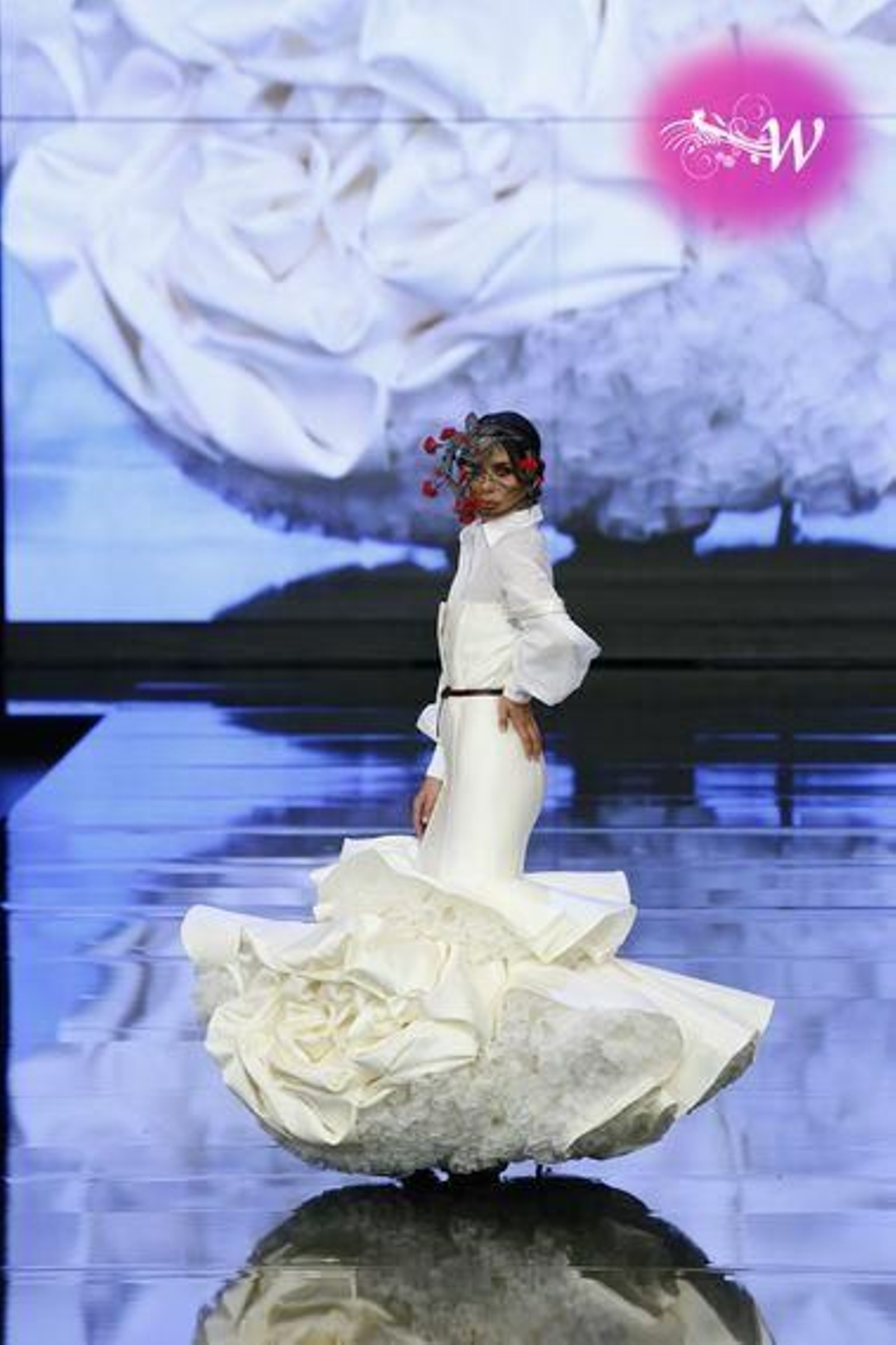 Así ha sido el desfile de Gil Ortiz en SIMOF 2020, todas las fotos de su colección de flamenca