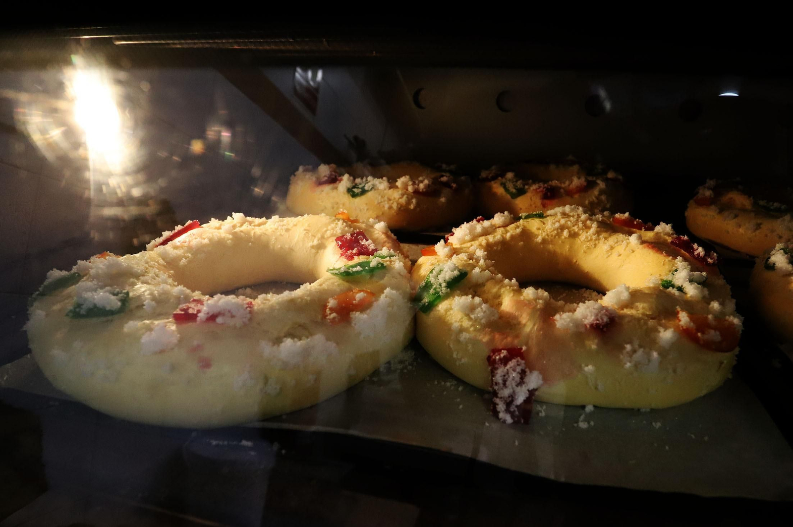 Imágenes de la elaboración del Roscón de Reyes en la Dulcería Nova Ruiz