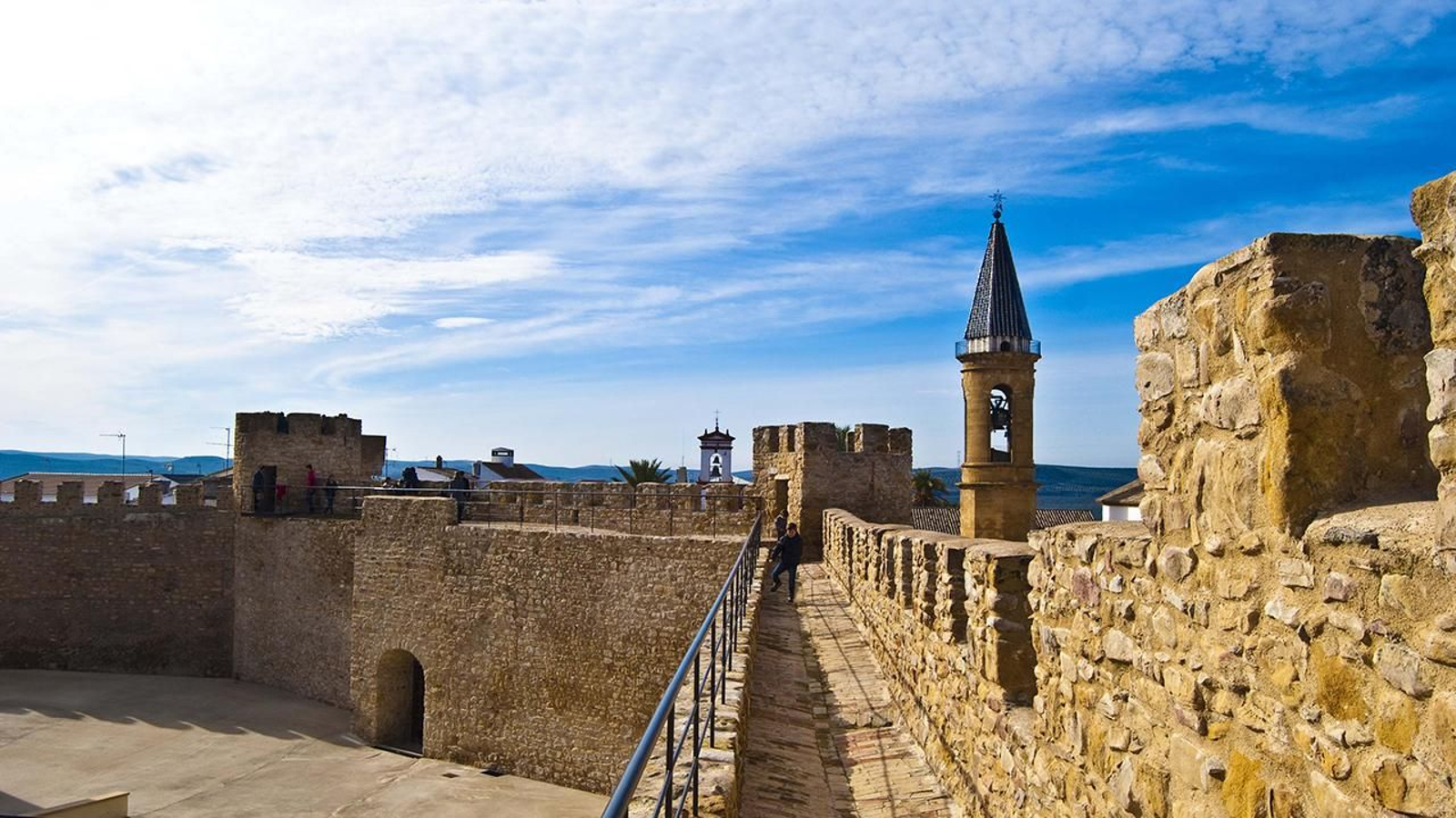 Patio de armas del Castillo de Lopera.