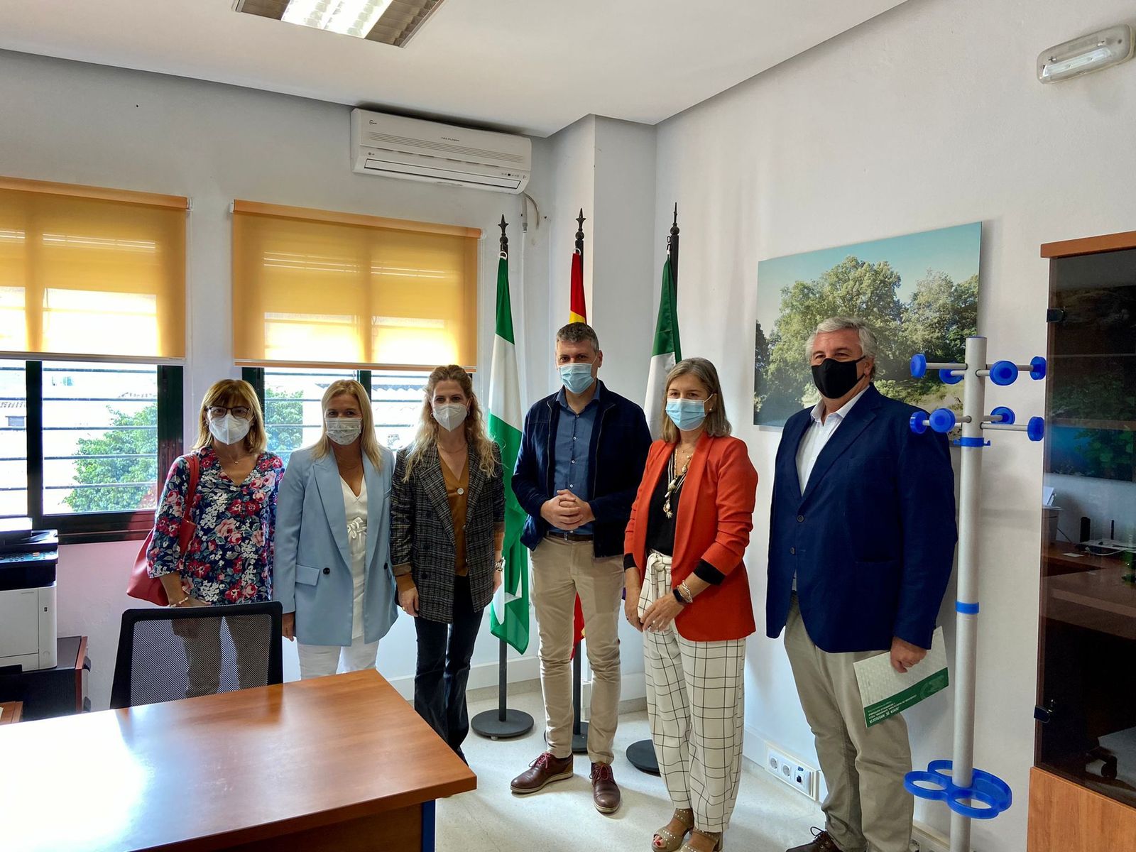 Las autoridades en la nueva oficina agraria de Jimena.