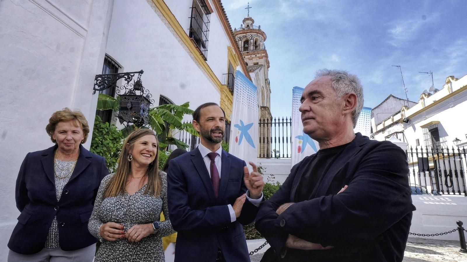 Ferran Adriá, acompañado de las autoridades en Sanlúcar.