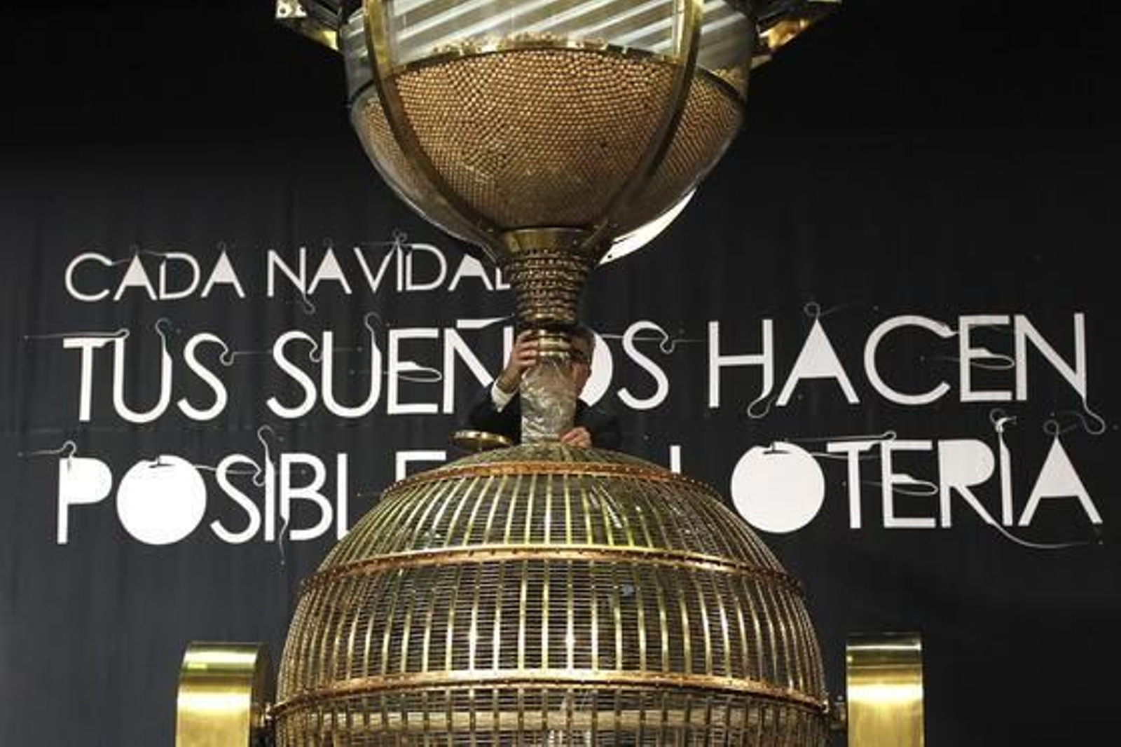 Las bolas de la suerte caen en el bombo del sorteo.  Foto: EFE