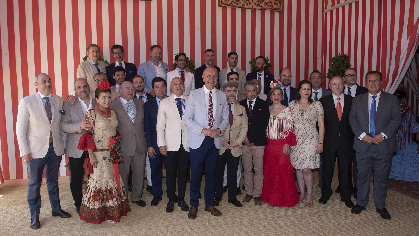 El alcalde, Antonio Muñoz, con los representantes del gremio de arte sacro.