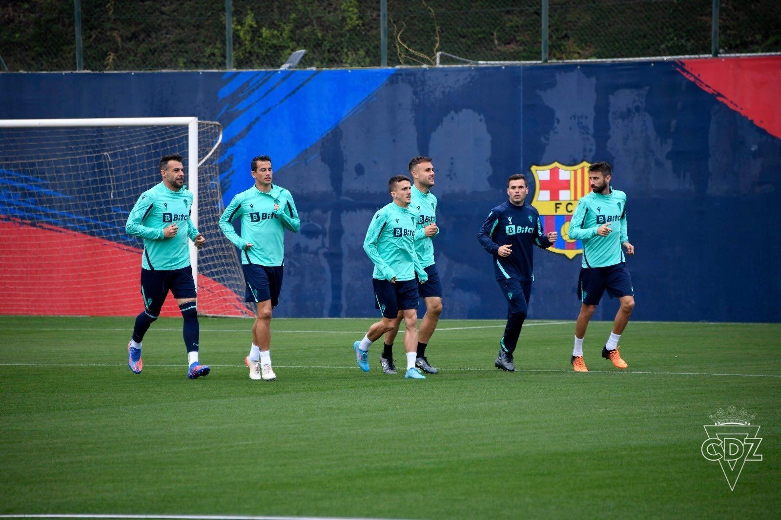 Un grupo de jugadores realiza carreras en las instalaciones del Barça.