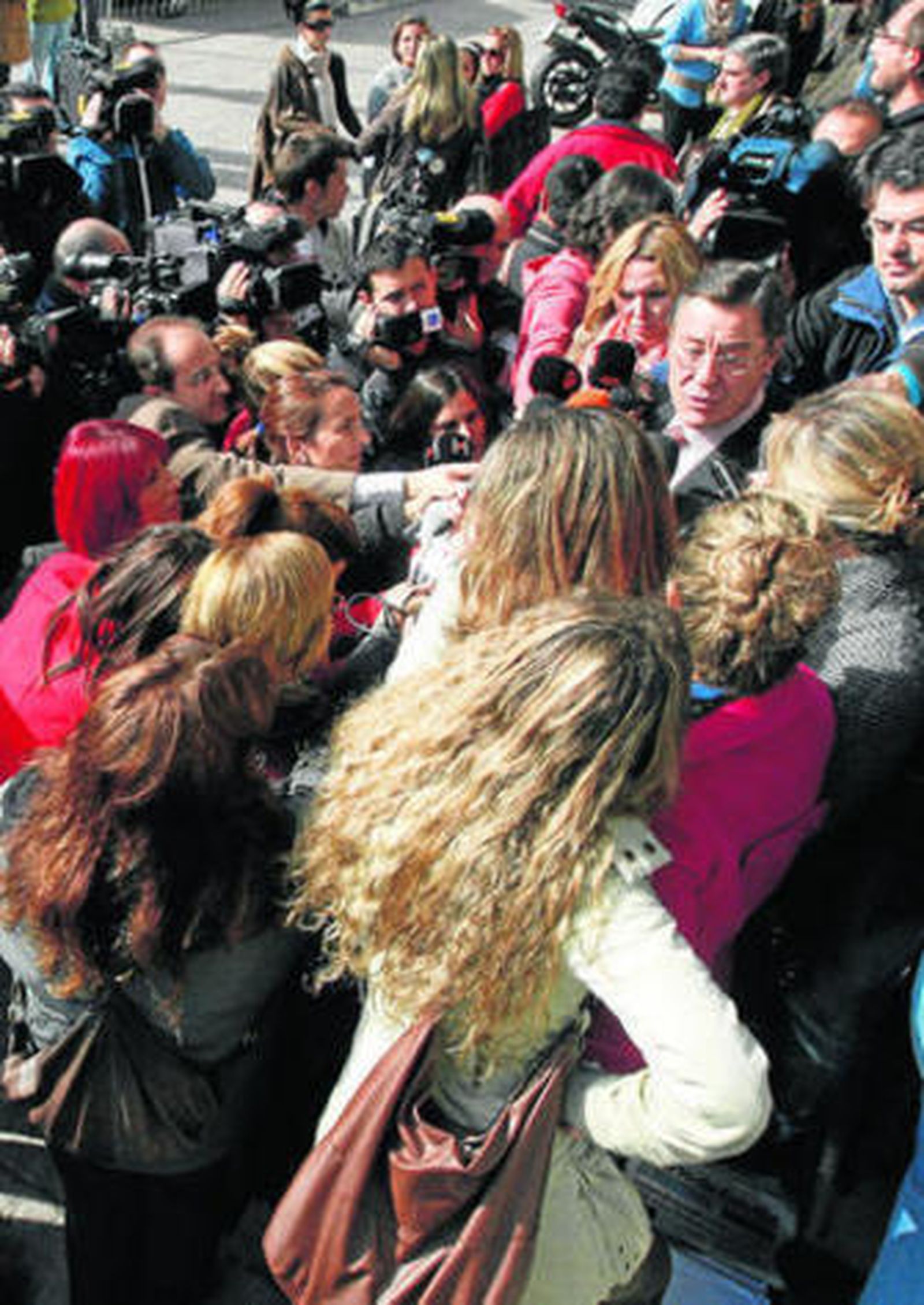 José María Sánchez de Puerta, rodeado por los informadores, a la salida de los juzgados de Córdoba.