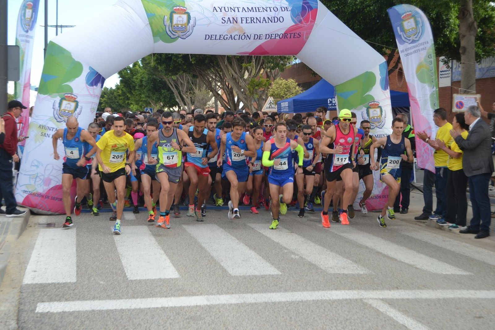 Participantes en la Carrera Solidaria de la Misericordia, en la salida.