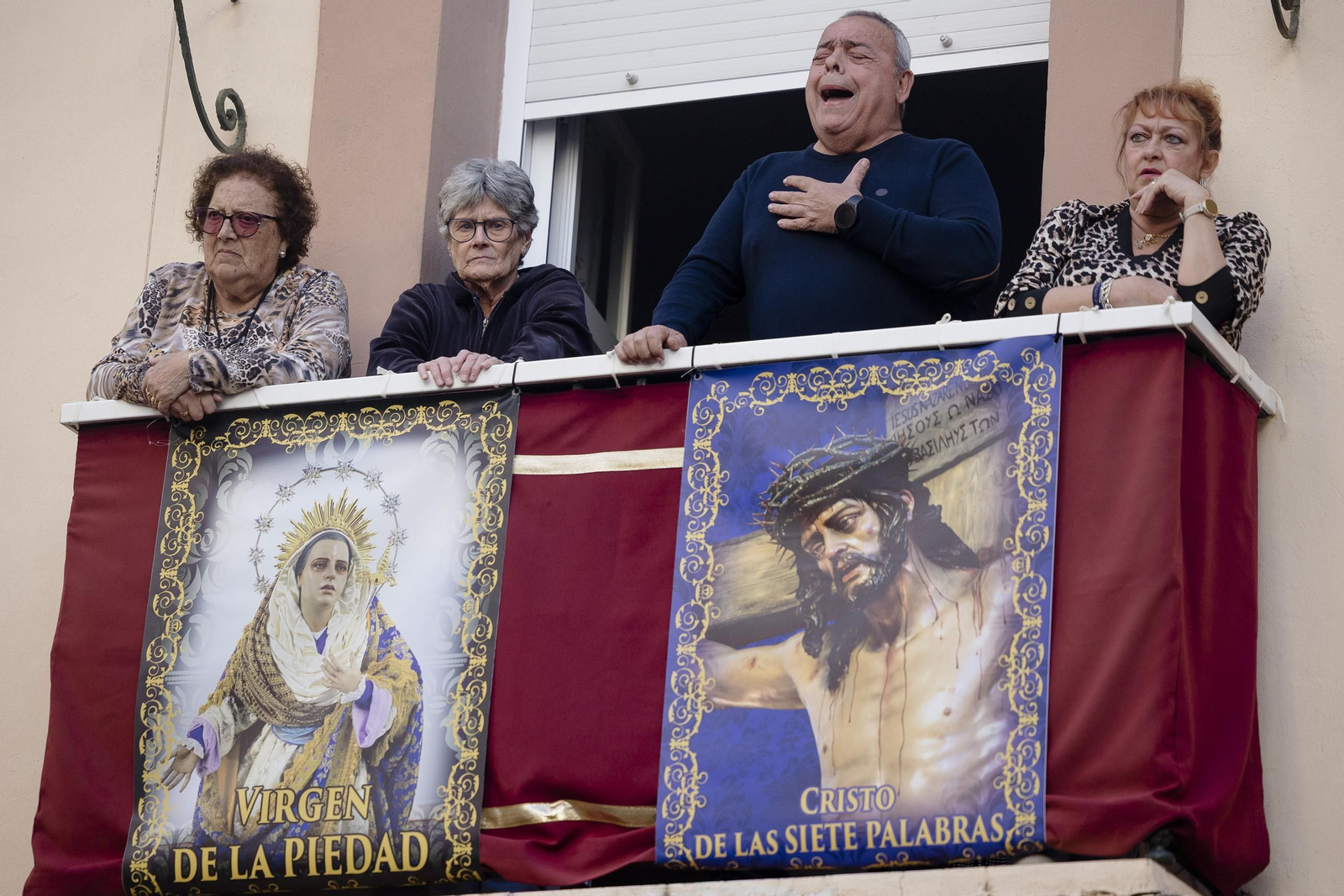 Imágenes de la salida de Siete Palabras en la Semana Santa de Cádiz 2025
