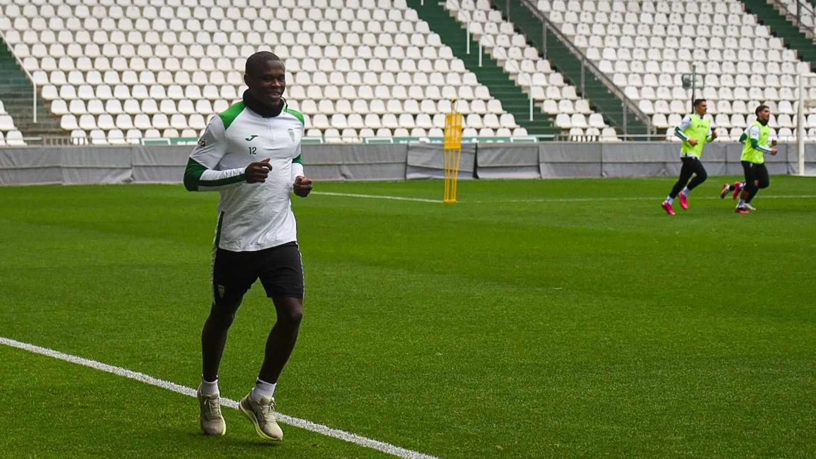 Fomeyem se ejercita al margen de sus compañeros en un entrenamiento del Córdoba CF.