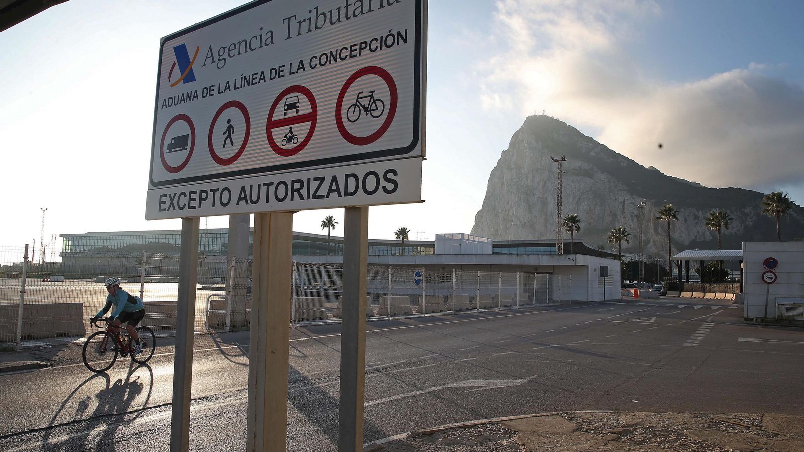 Un cartel de La Aduana linense.