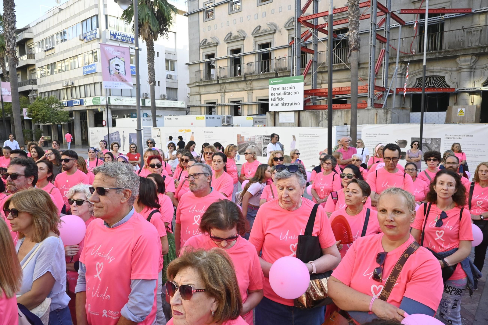 Cadena humana del día internacional del cáncer de mama