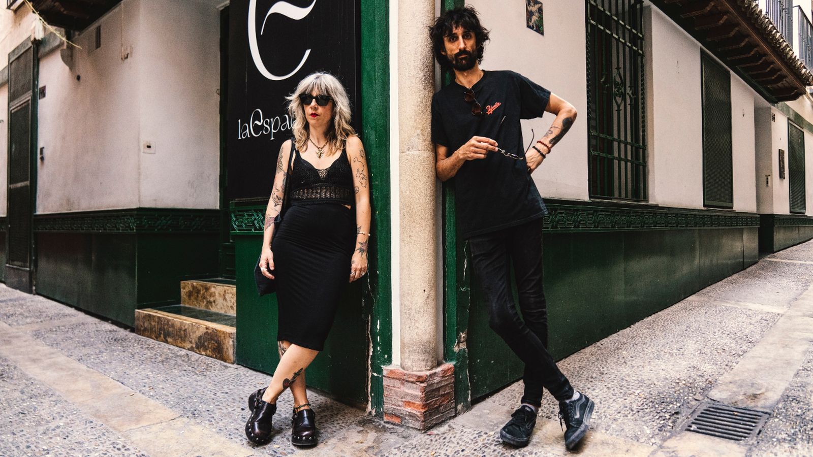 Pilar y Miguel, batería y guitarrista de Aldeaquemada, en la zona de las tascas que queda retratada en su primer videoclip.