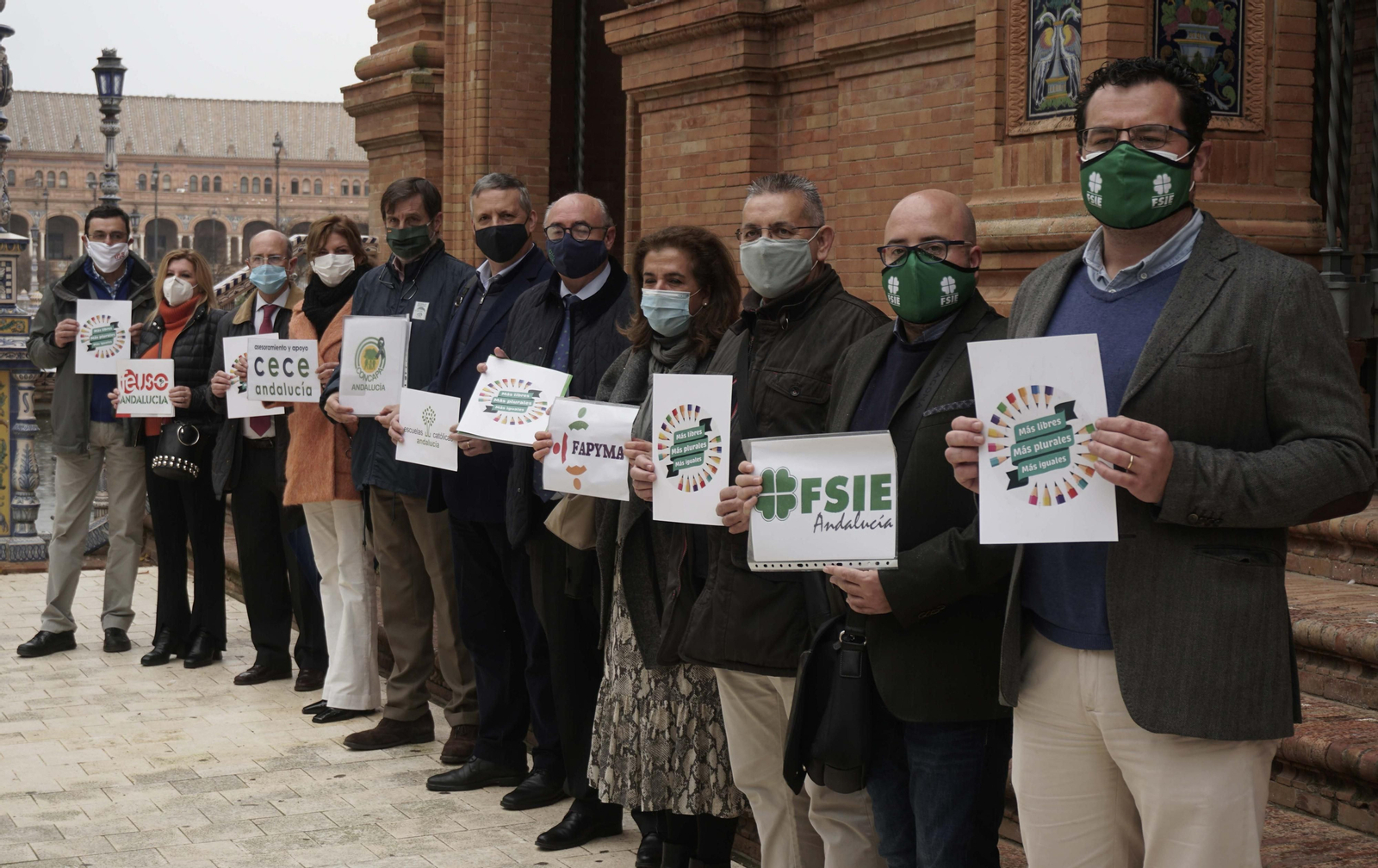 Representantes de la plataforma Más Plurales tras entregar el manifiesto en la delegación del Gobierno en Andalucía.