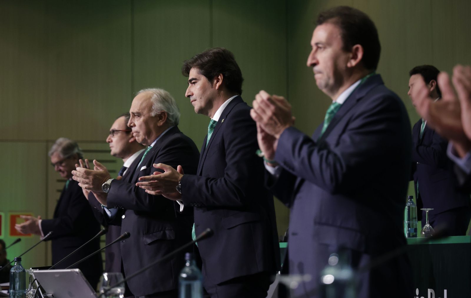 Los directivos del Betis en la junta del año pasado.