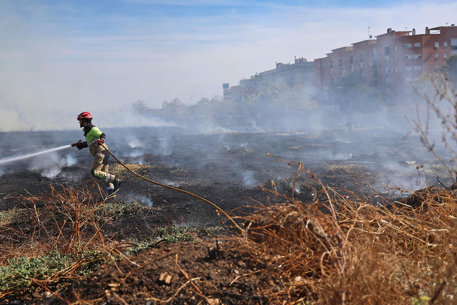 Imágenes del incendio junto al Hospital Juan Ramón Jiménez y el campo de fútbol de El Torrejón en Huelva