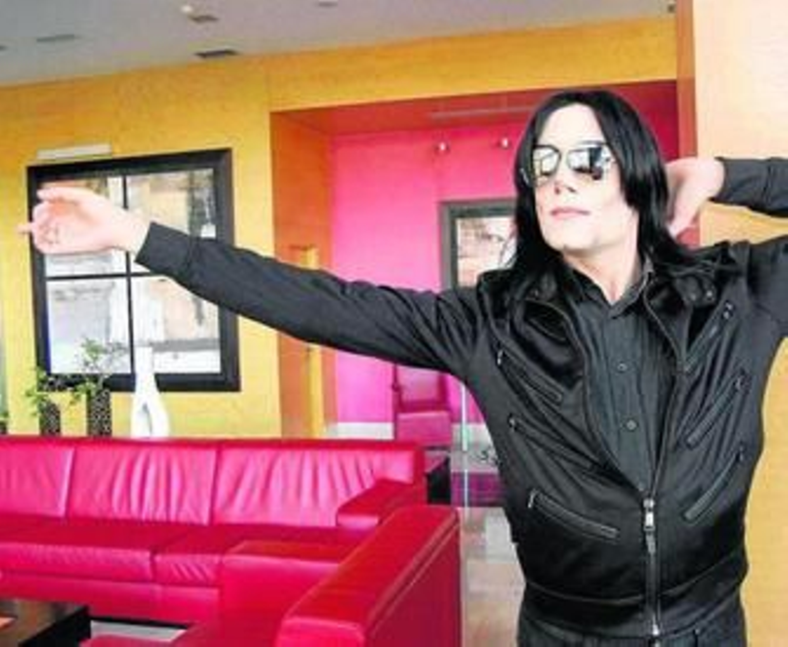 Fran Jackson en uno de los gestos característicos del rey del pop.