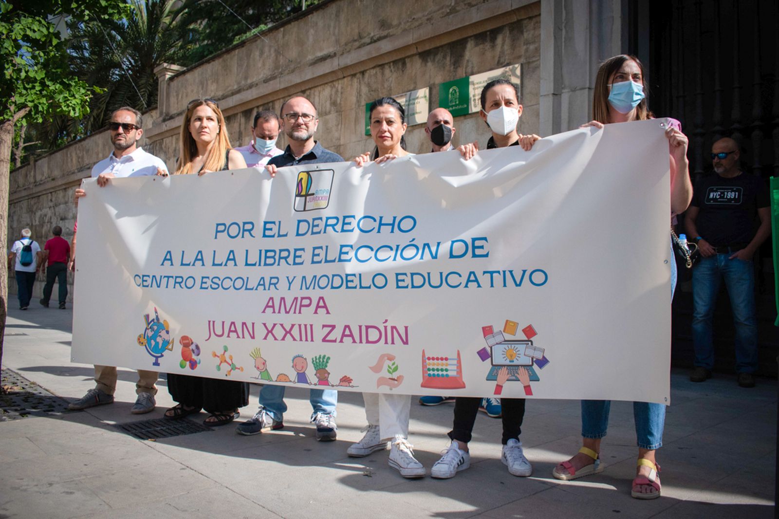 Protesta de las familias del Juan XXIII del Zaidín frente a la Delegación de Educación.