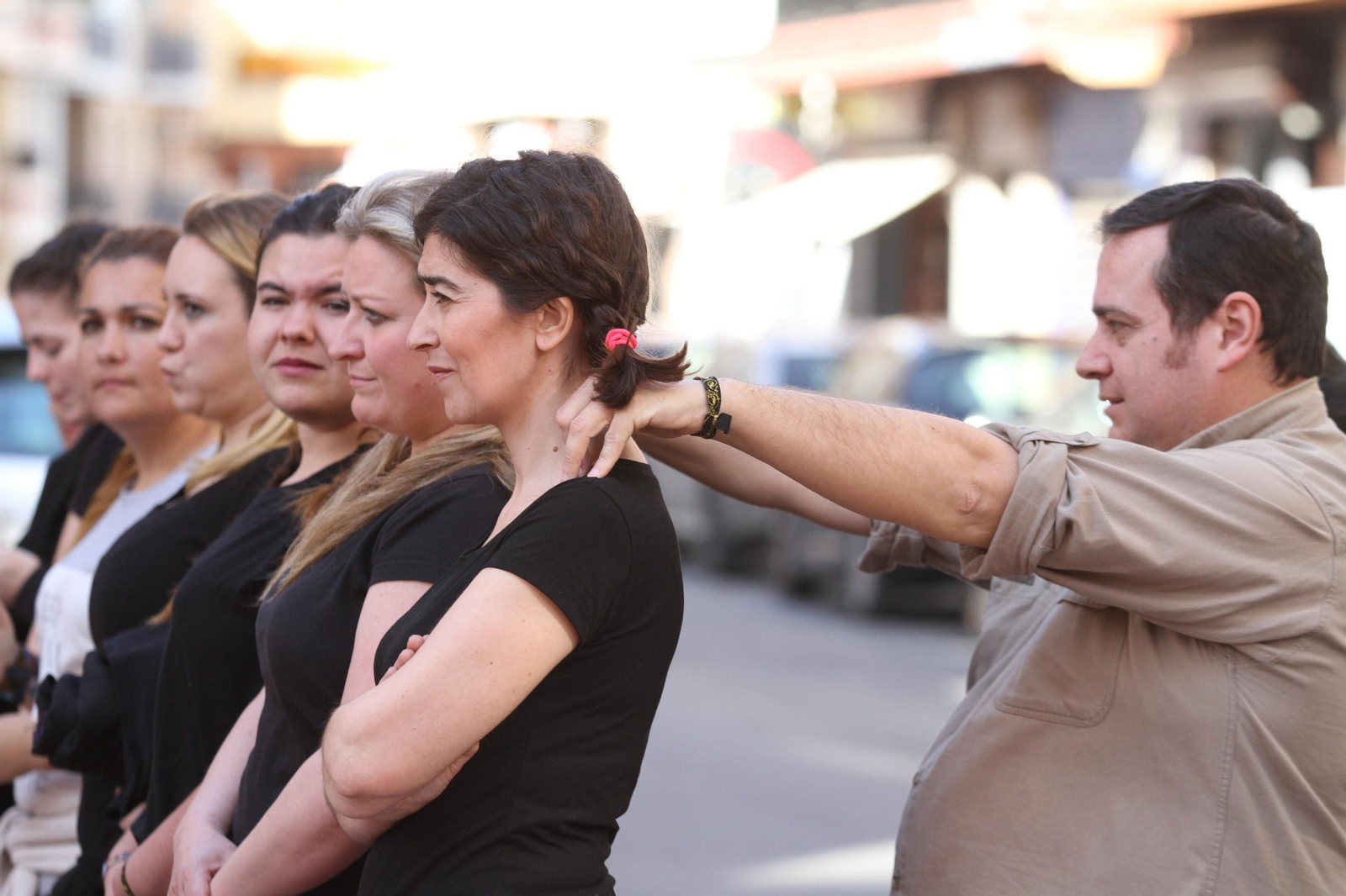 El ensayo de la cuadrilla de mujeres de la Hermandad del Santo Entierro, en imágenes