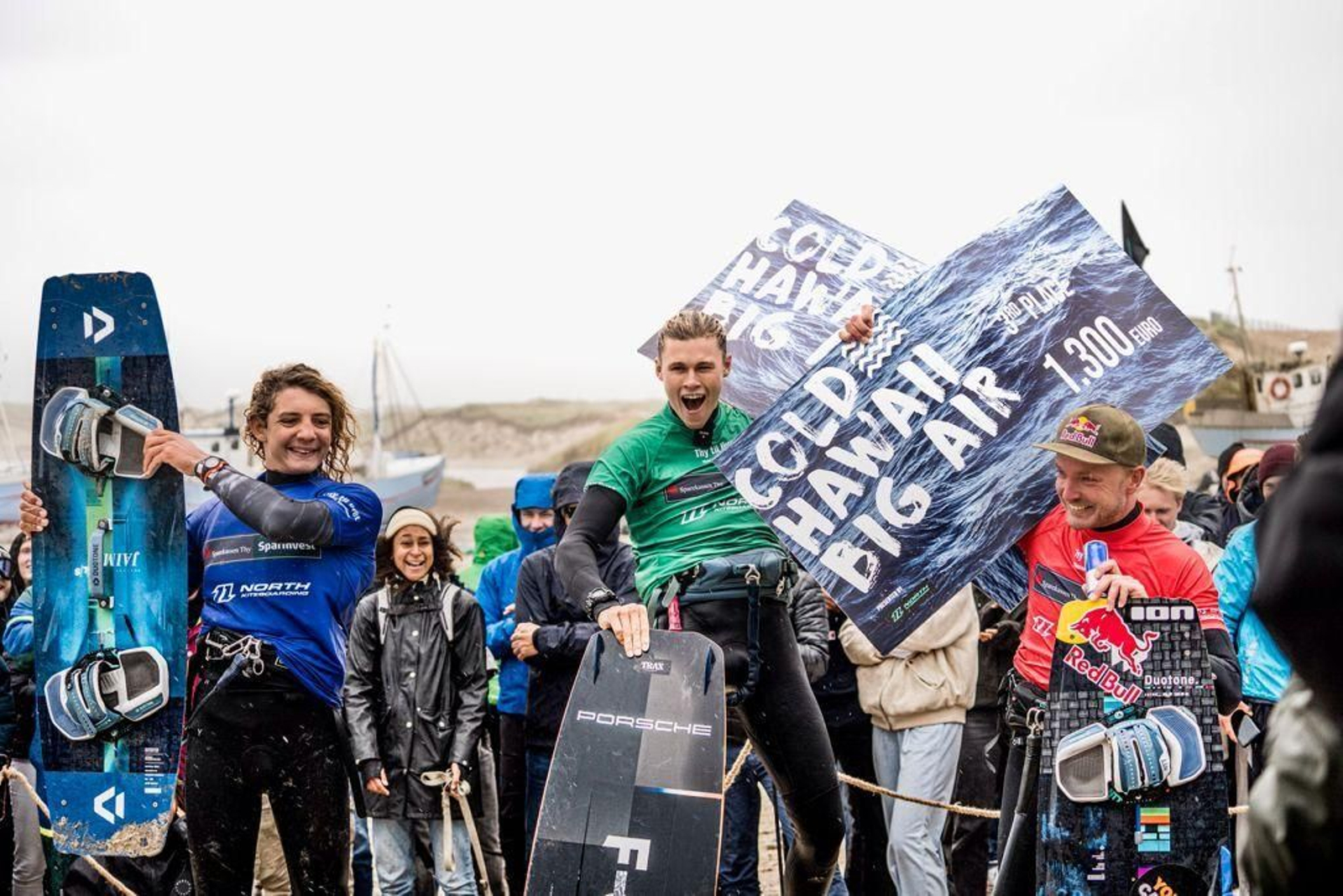 Liam Whaley , el centro, con su premio