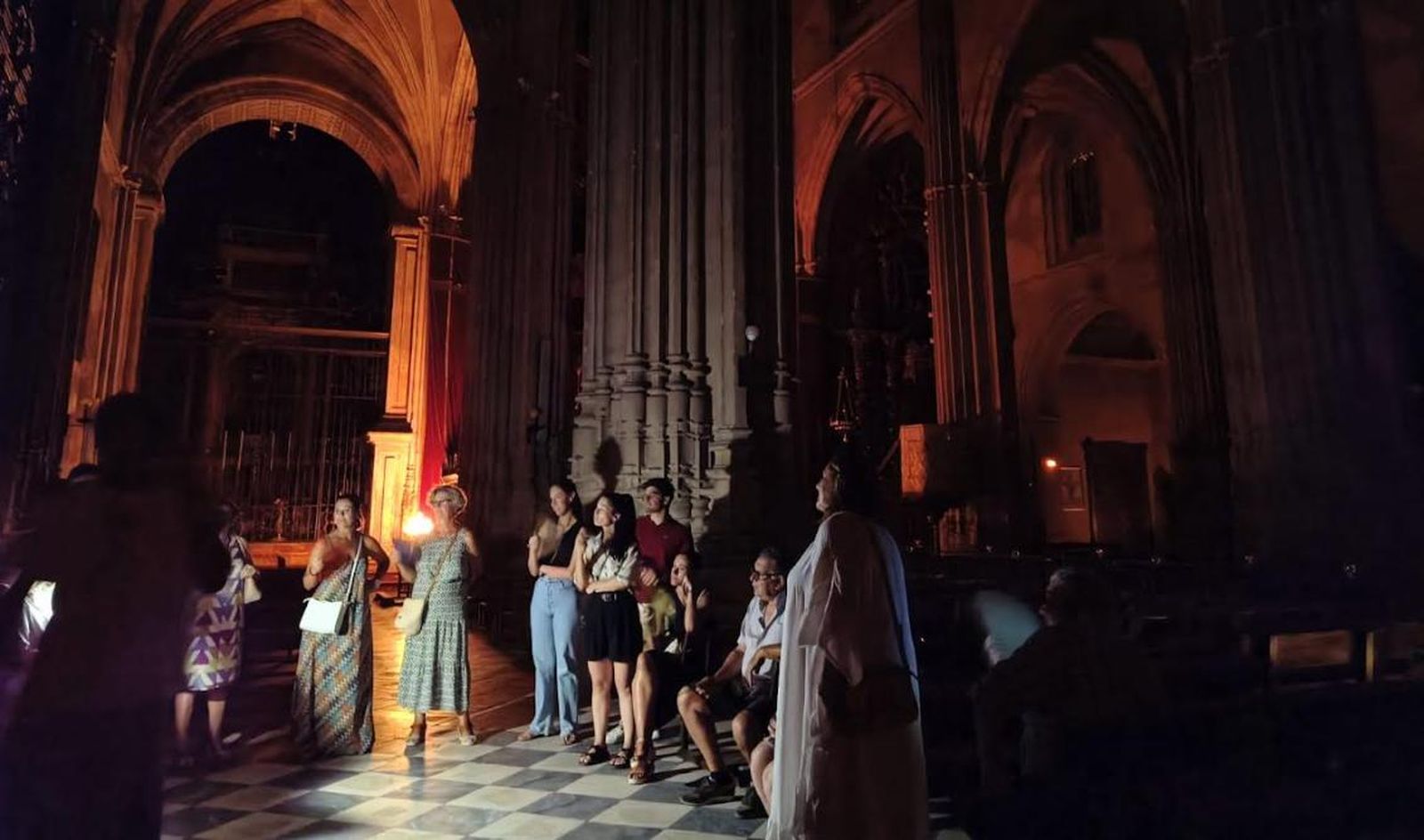 Un grupo de visitantes realiza la visita por el interior de la Prioral