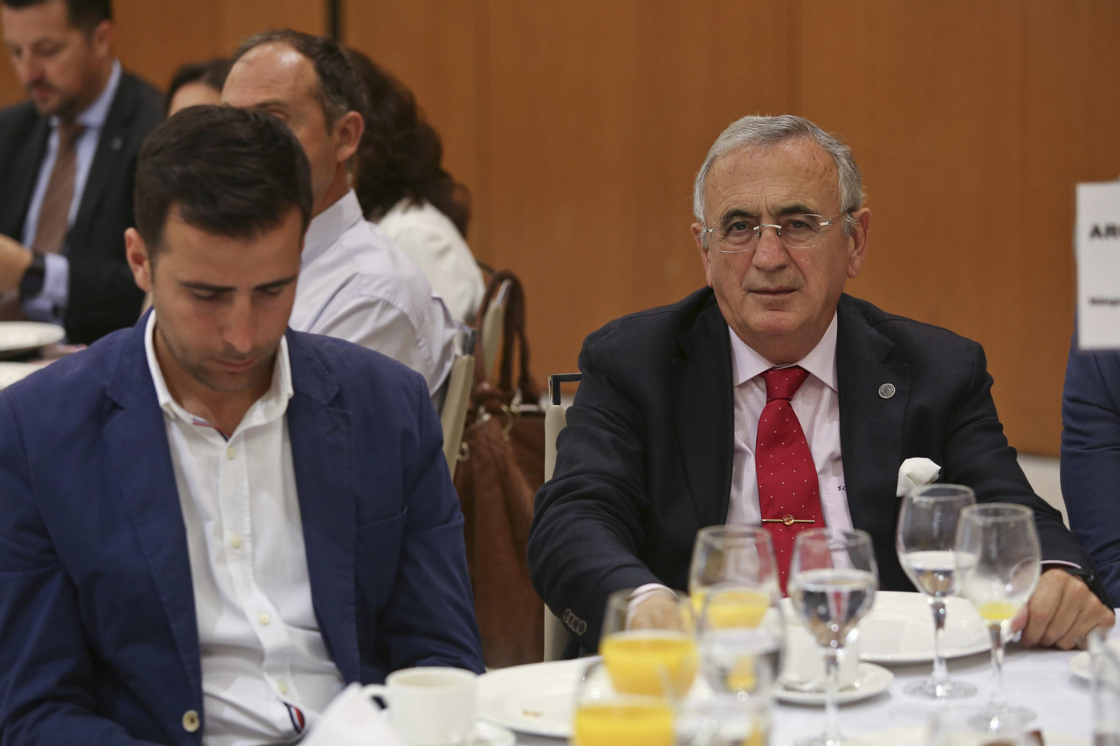 Las imágenes del desayuno-coloquio con Isabel García Tejerina