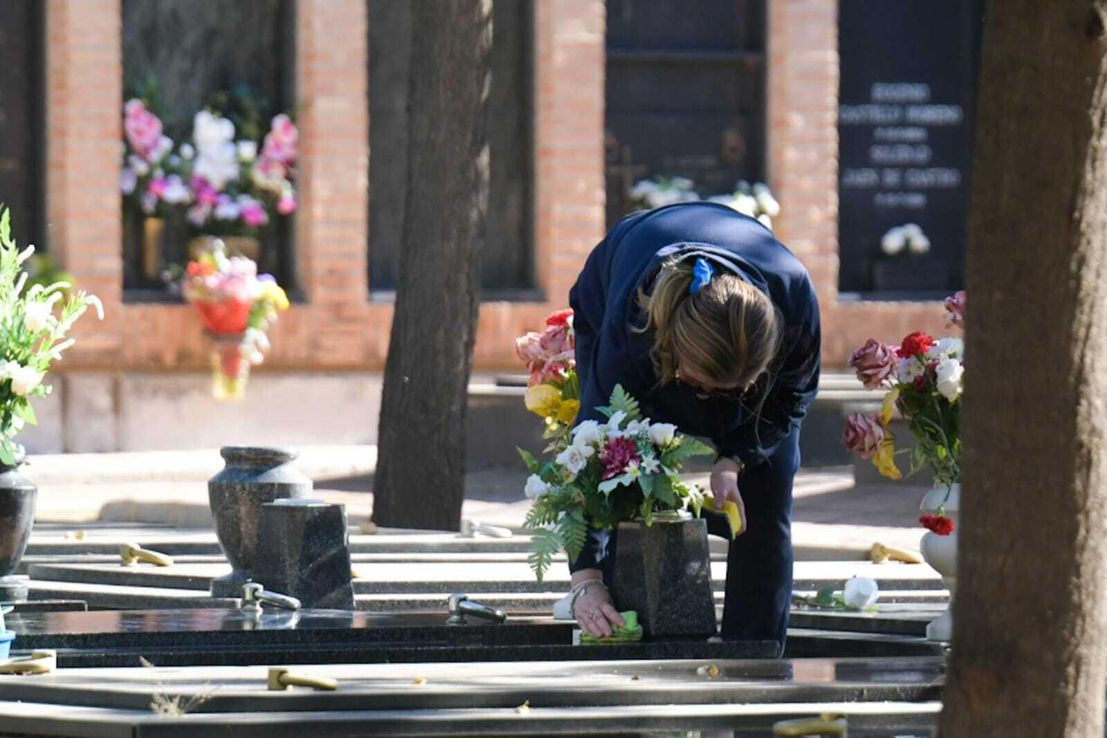 Las imágenes del Día de Todos los Santos en el cementerio de Granada
