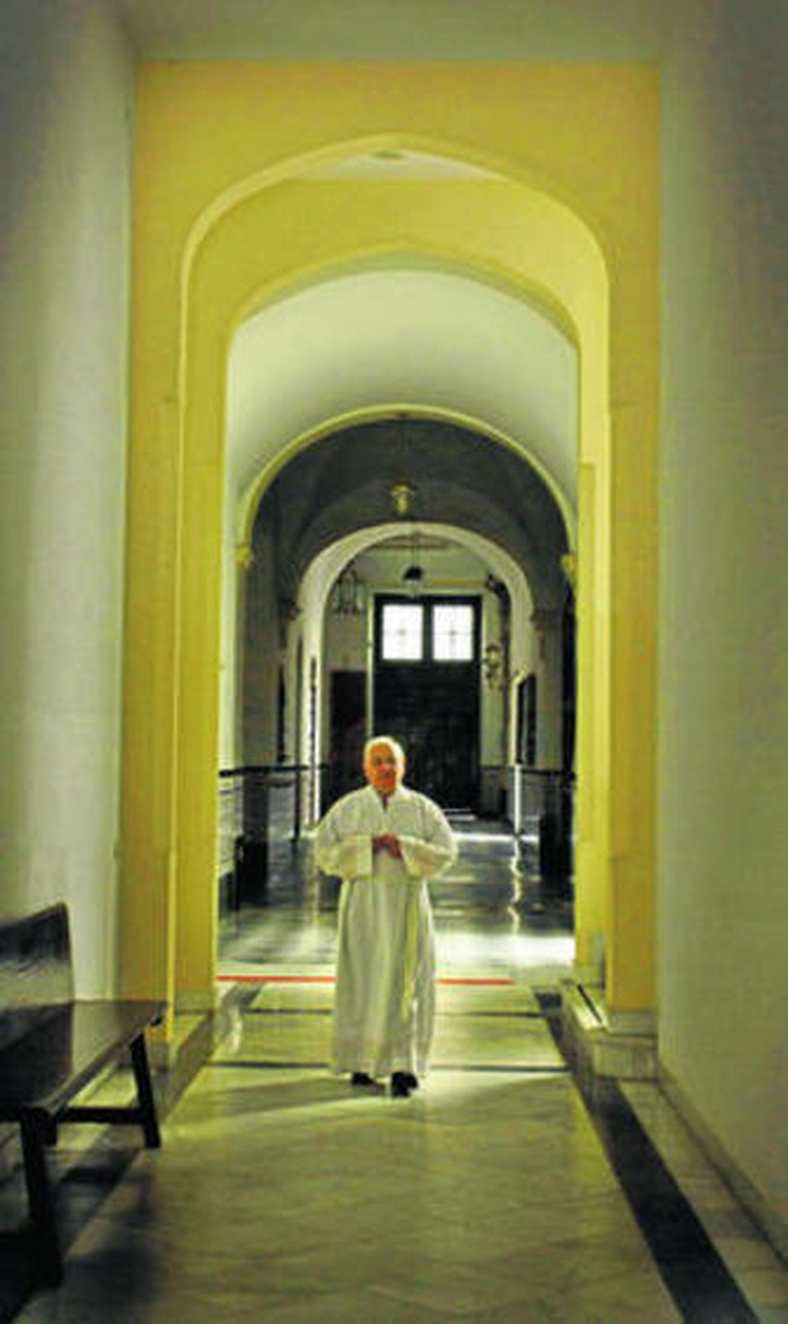 El prior del Carmen, Francisco Víctor López, atiende a dos feligreses en el despacho parroquial.