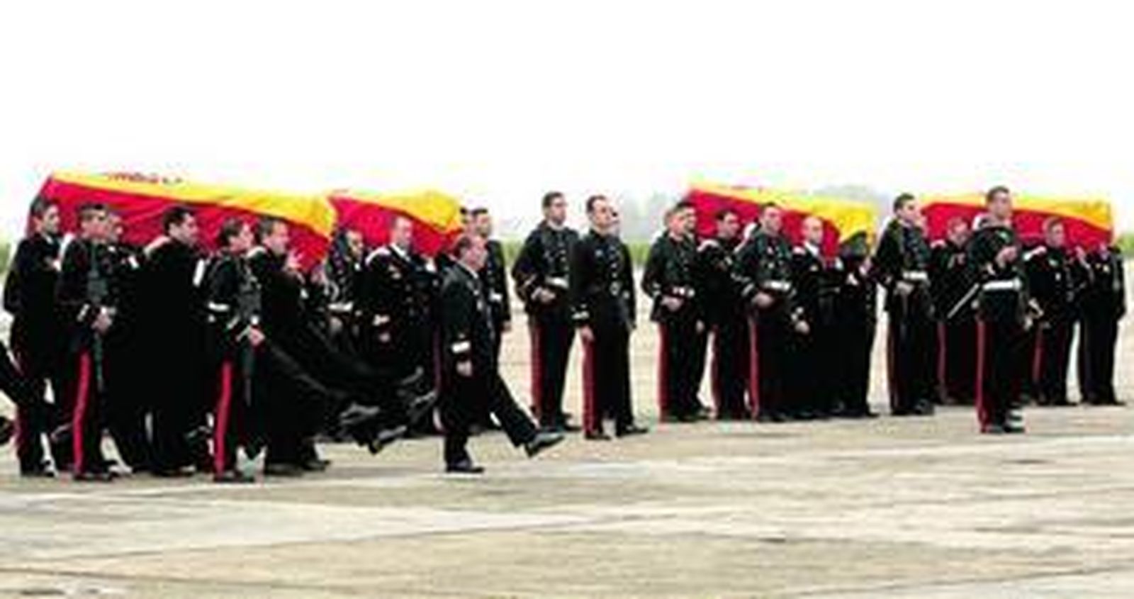 Los Reyes presiden hoy en Rota el funeral de los militares fallecidos