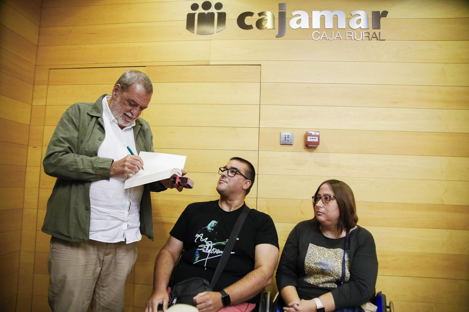 Carmen Mola presenta su libro "El clan" en la Casa de las mariposas de Almería, en imágenes