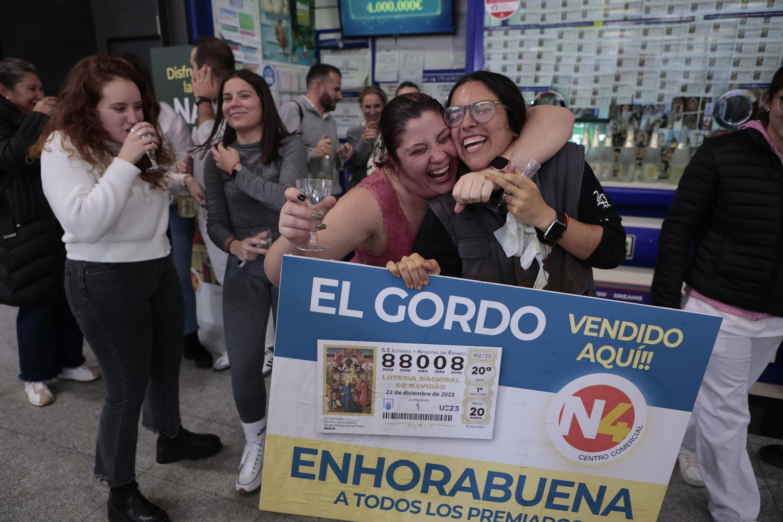Alegría entre los premiados con el Gordo de la Lotería de Navidad