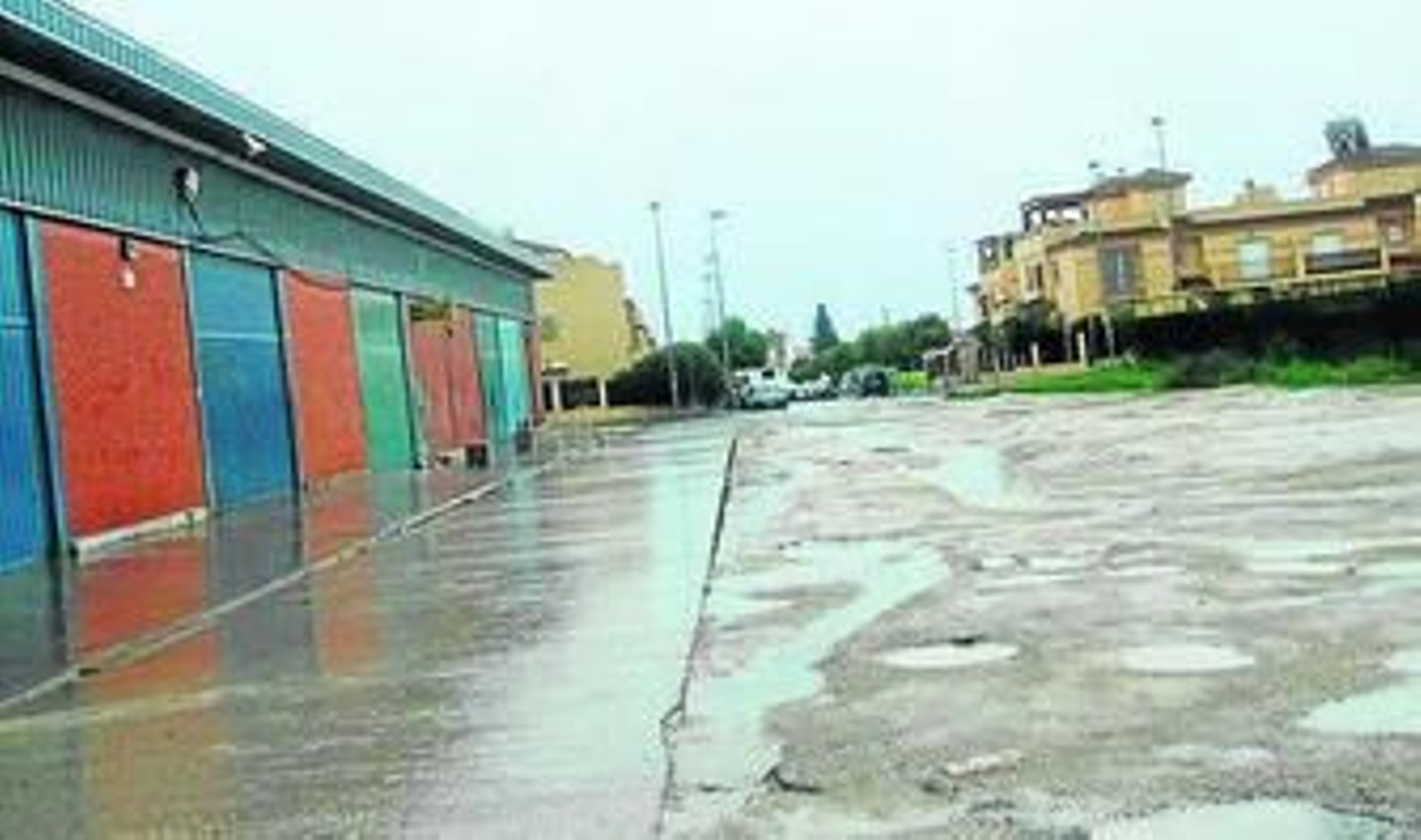 Numerosos baches forman parte de esta calle.