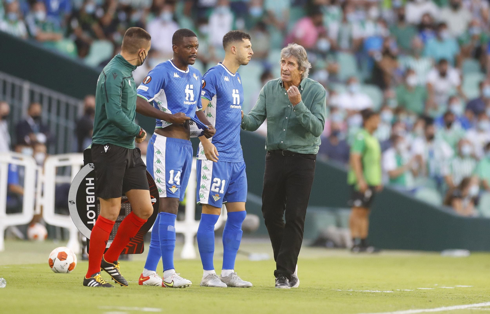 Pellegrini da instrucciones a Guido Rodríguez antes de entrar al campo con Carvalho el Betis-Celtic.
