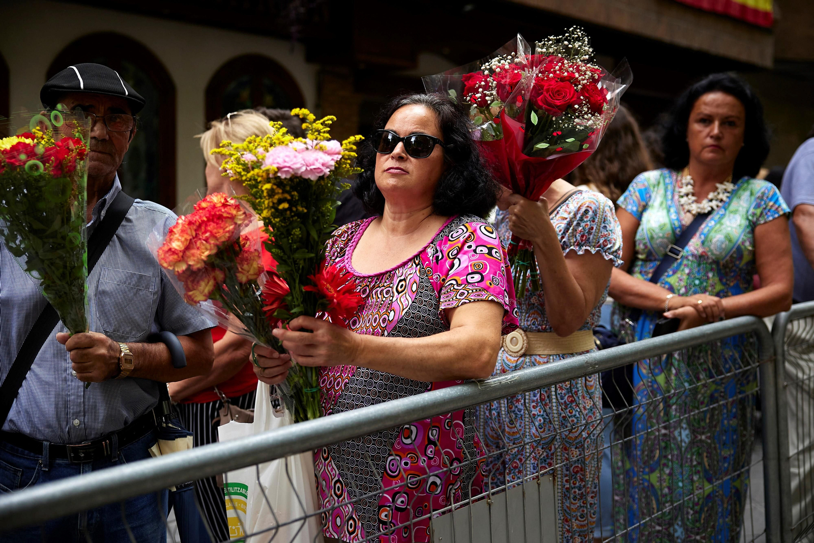Granada se vuelca con la ofrenda floral en la Basílica de la Virgen de las Angustias