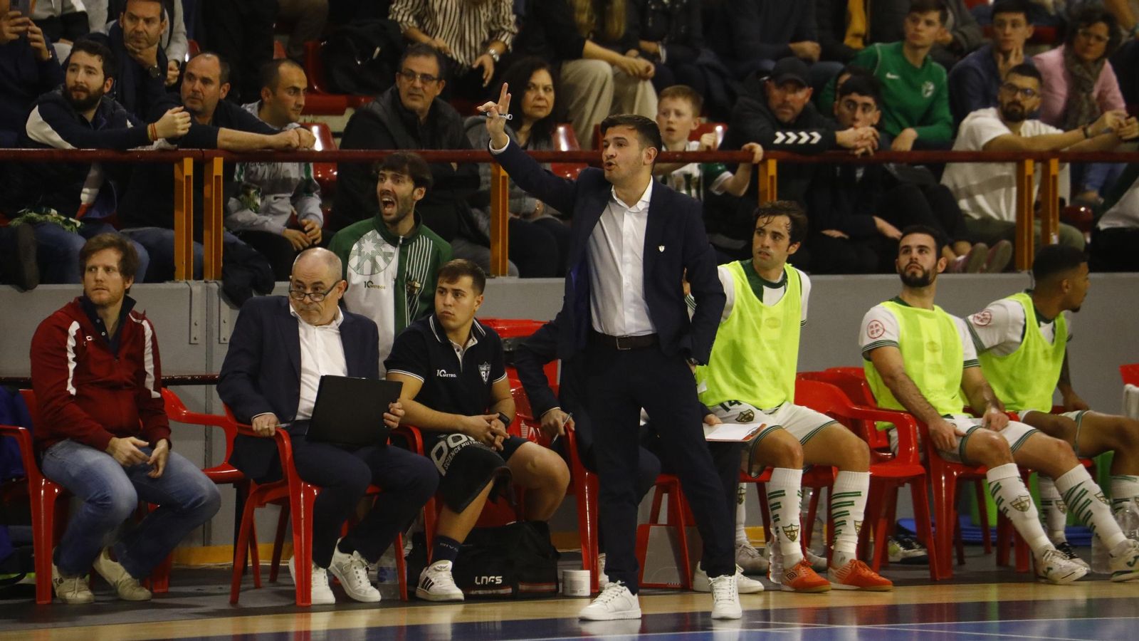 Ema Santoro da órdenes durante el partido ante ElPozo Murcia.