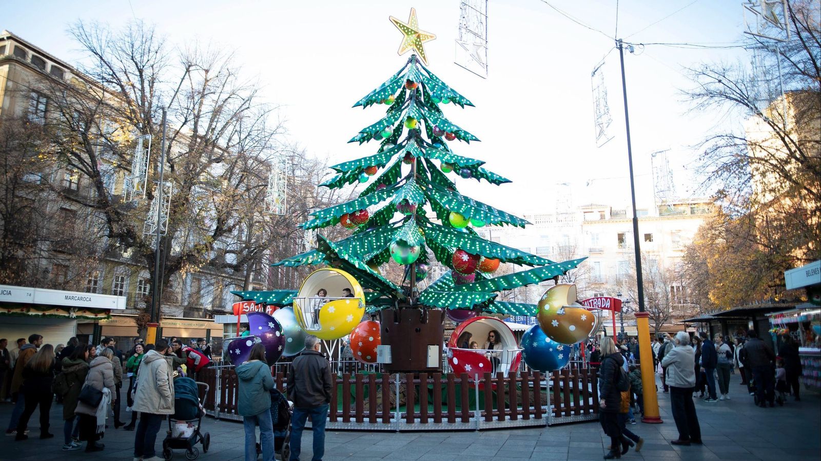 El árbol navideño en la Plaza Bib Rambla de Granada