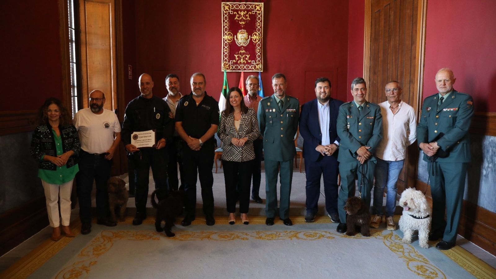 Foto de familia con todos los participantes y personas homenajeadas en el acto de entrega del perro al servicio cinológico de la Guardia Civil en San Fernando.